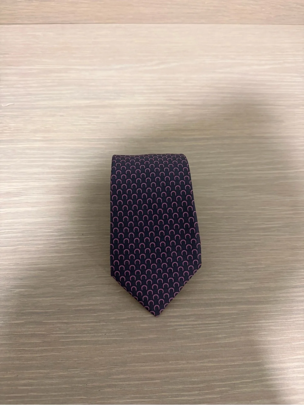 Hermes 100% Silk Pink & Navy Blue Horseshoe Pattern Men's Tie